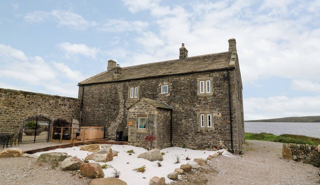 SKYFELL, pet friendly, luxury holiday cottage in Appletreewick
