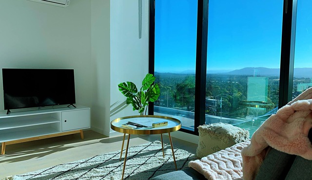 Skygarden Luxury 2-bed, 2-bath Apartment With Free Parking in Central Location