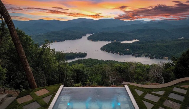 SkyHaüs @Lake Burton - world-class views, infinity hot tub, 3 grills, & porches.
