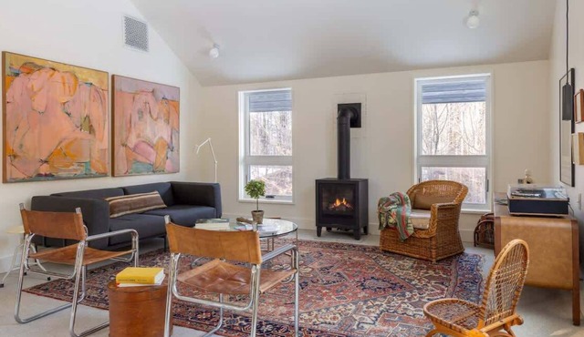 Skyhawk Cabin: refined modern getaway with hot tub