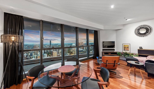 Skyhigh Executive! ~ 2Bed/2Bath/1Car/Views ~ CBD