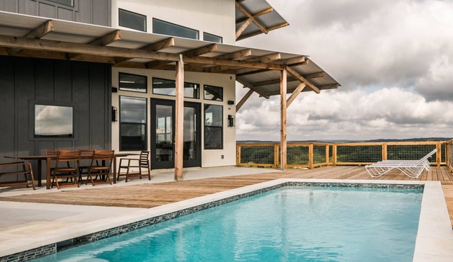 SKYHOUSE Guadalupe: Cliffside Pool Above the River