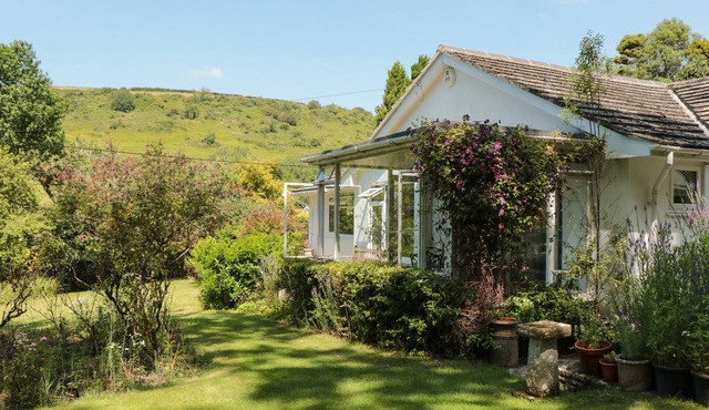 SKYLARK, family friendly, character holiday cottage in Portesham