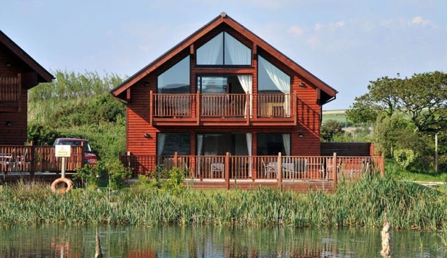 Skylark sleeps 8 private Hot Tub & Dogs welcome Nr Padstow, Resort Pool Bar & Watersports