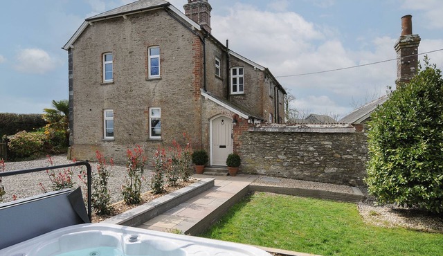 SKYLARKS, pet friendly, character holiday cottage in Looe