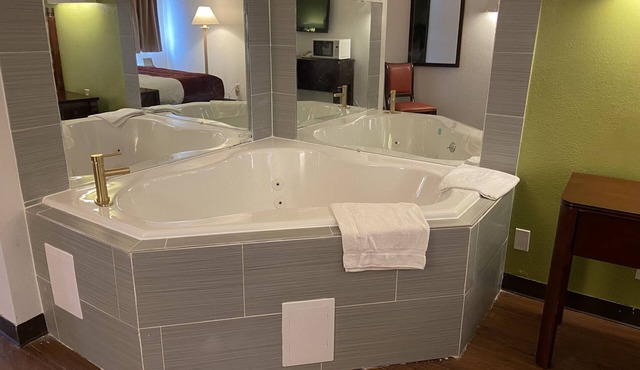 SkyLight Inn Cleveland - Willoughby