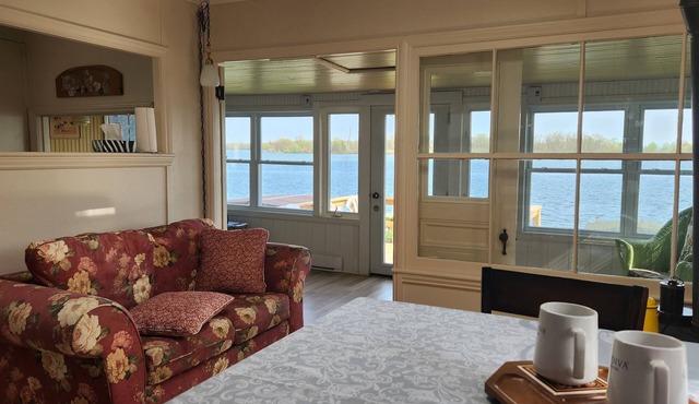 Skylight Waterfront cottage with exquisite view/boat dock, close Montreal/Ottawa