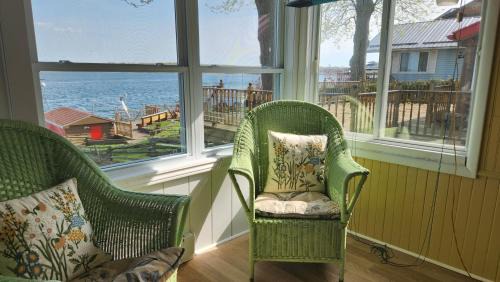 Skylight Waterfront home w/amazing view/dock/boat