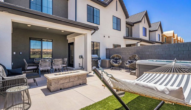Skyline 1682, Hot Tub, Xbox, Ping Pong Table, Basketball Arcade, & Community Amenities!
