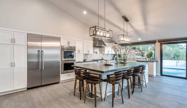 Skyline: 5 bed/6 bath, amazing views, tennis & basketball courts, pool, hot tub