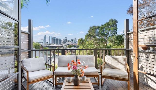 Skyline 6Beds House with Panoramic Lankmark City Views steps away CBD &LightRail