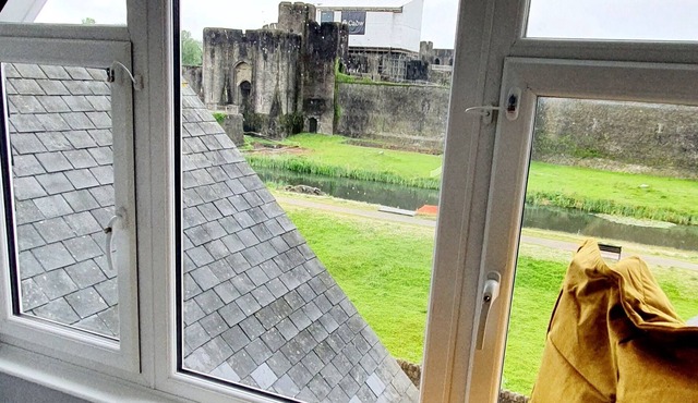 Skyline apartment - 2 bedroom with castle views