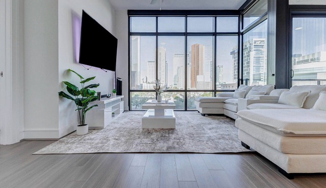 Skyline Bliss - Luxury Stay by Toyota Center