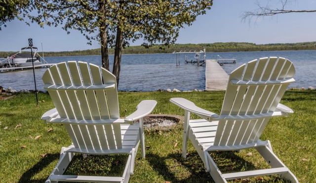 Skyline Cottage – Charming Lake Leelanau Getaway