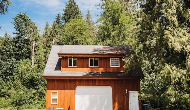 Skyline cottage, private hot tub, wifi sleeps 4!