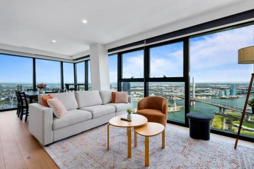 Skyline Luxe 3BR 3BA with Free Carpark, River & Ocean Views