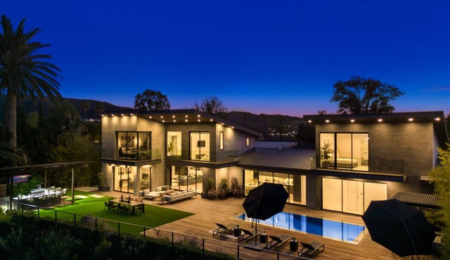 Skyline Luxury Haven - Singular Skyline Escape with Endless Valley Views