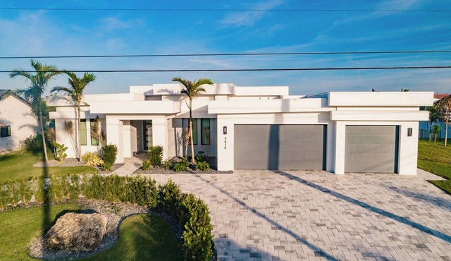 Skyline Paradise Charming 5-bedroom house with WiFi and AC in lovely Cape Coral