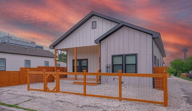 Skyline Retreat 3BR-3BA w/Stunning Views Near DT