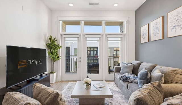 Skyline Retreat - Free Parking, Pool, Balcony