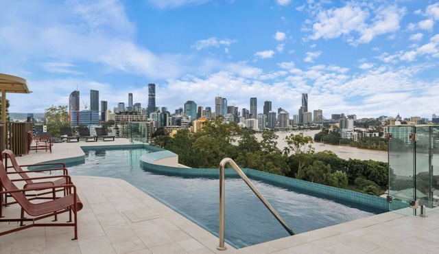 Skyline & Rooftop Pool | 2BR Modern Stay Near CBD