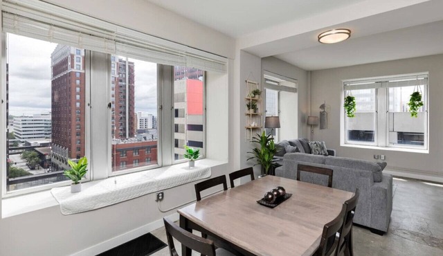 Skyline Serenity 2BR/2BA with Stunning City Views