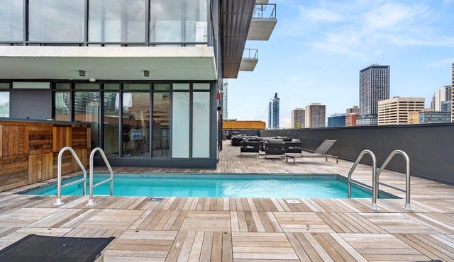 Skyline Serenity 2BR w Pool, Gym & Parking