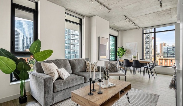 Skyline Serenity 2BR w Pool, Gym & Parking