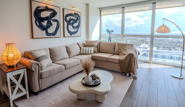 Skyline Serenity Downtown Fort Myers 1BR Pool Gym & City Views