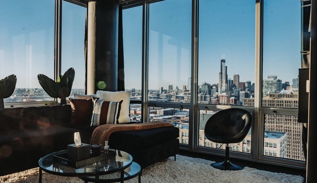 Skyline Serenity: Sauna, Hot Tub, Peloton, Views, Free Parking, Wifi