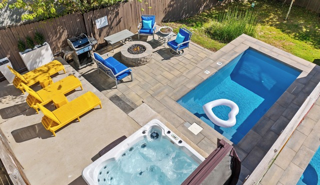 Skyline Stunner★Heated Pool★Hot Tub★Fire Pit★Close to Broadway & Downtown!★Views