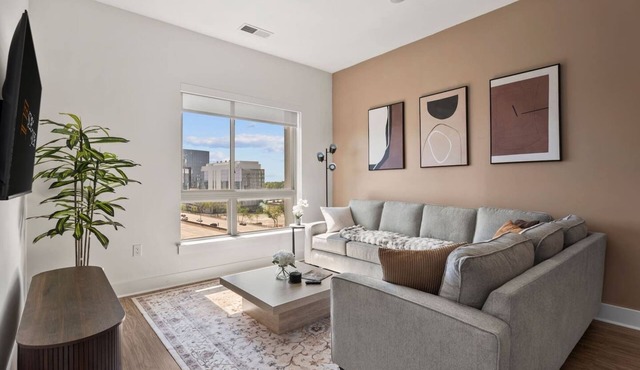 Skyline Suite | Free Parking, Pool, City Views