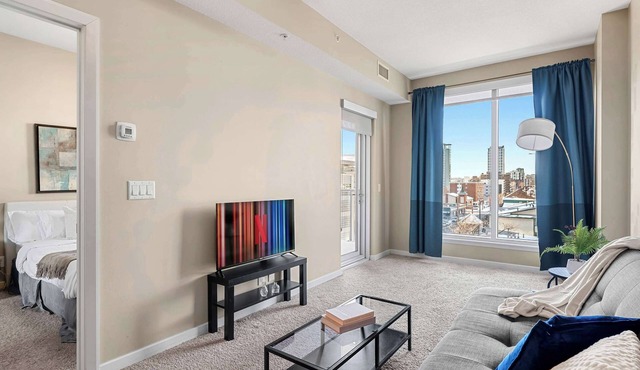 Skyline Suite Panoramic 1BR Downtown with Parking