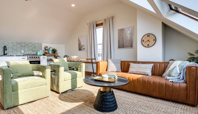 Skyline View Condo, Best downtown spot, Park FREE!