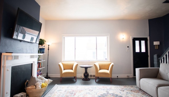 Skyline Views & Adventure ★ Dogs 👍 ★ Professionally Cleaned ★ Close to all!