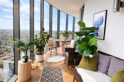 Skyline Views, Boutique 2-Bed, 2-Bath West London Apartment, Free Parking