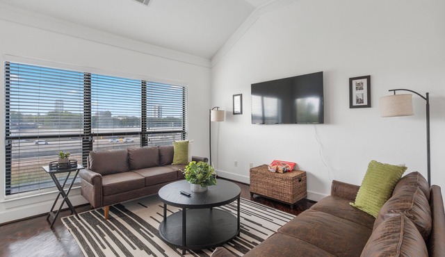 Skyline Views/Fully gated 2 bd/Garage Parking/5 Min to TMC and Downtown