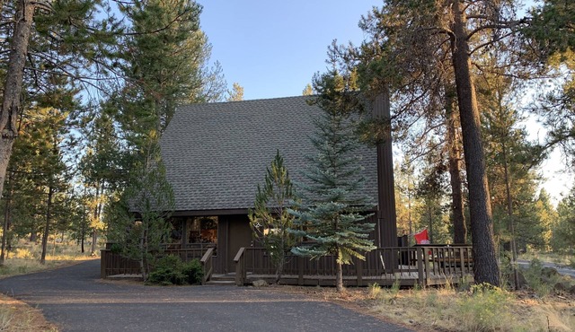 Skyliner Chalet ~ Heart of Sunriver ~ Hot Tub ~ AC ~SHARC Passes