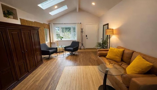 Skylit Home Near Edmonds College 2 Offices Yard Parking & Quiet!