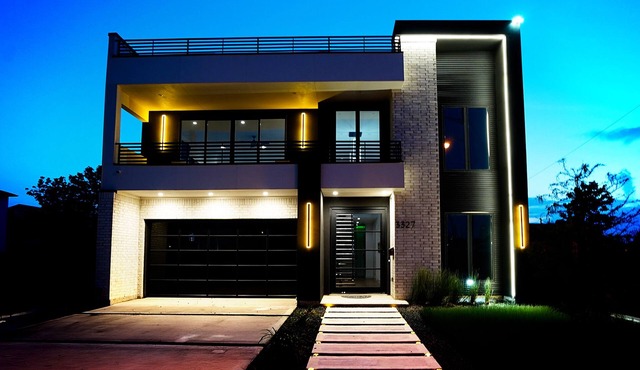 SkyLuxe Five Modern 5BR/3.5BA Rooftop + Photo Studio with a Private Office