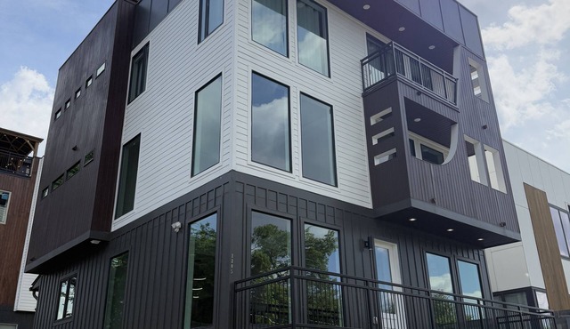 Skyrise Stay - New 5-Story w/Rooftop Bar, Hot Tub, Elevator & Skyway Bridge