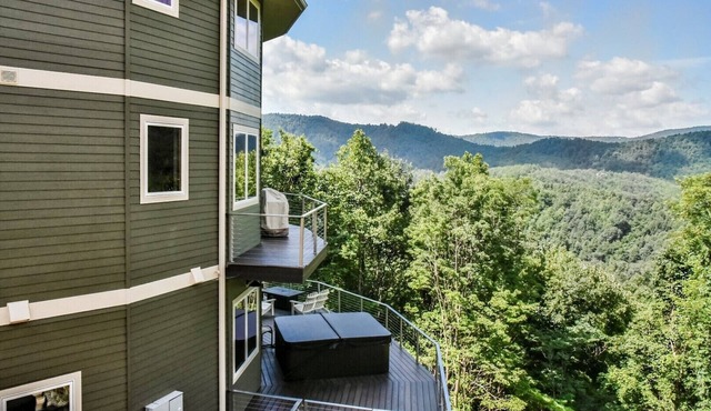 Skytop Chalet | Pet Friendly, Hot Tub & Stunning Mountain Views!