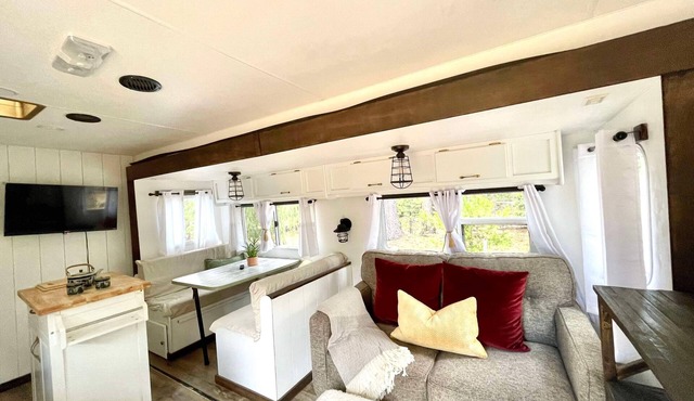 SkyView Camper unwind in a natural setting minutes from downtown NC and the Yuba