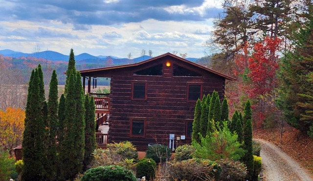 SKYVIEW STATION: Secluded 3-Lvl Log Cabin Views-Game-Theater