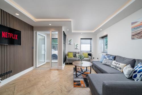 Skyvillion - COZY LARGE 4 & 1 Bed Apartments in London Enfield, Mins to Tube Station, Free Wi-Fi