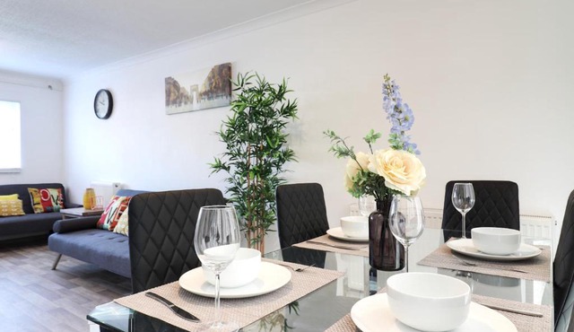 Skyvillion-STEVENAGE Amazing 3Bed House, Garden, Free Off Street Parking for 2 Cars, WiFi