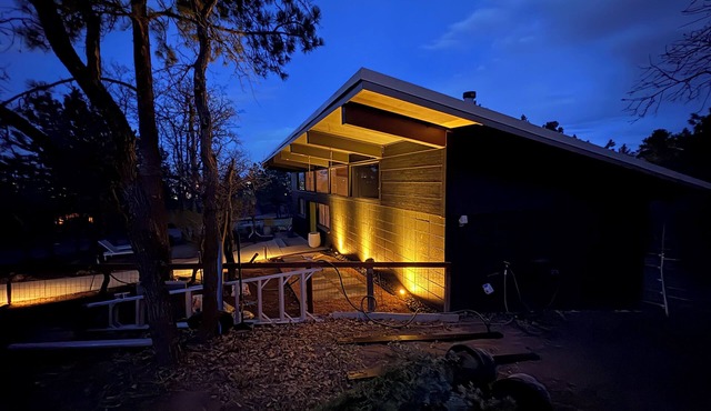 Skyway Retreat: Peaceful Secluded Mid-Century Guesthouse - Amazing Location!