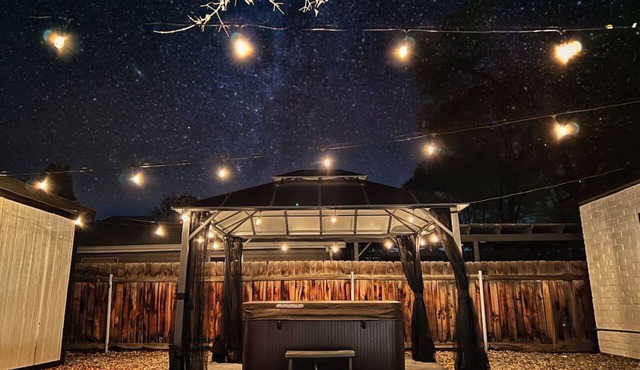 SLC Mtn Escape: Hot Tub, King Bed, Gated Parking