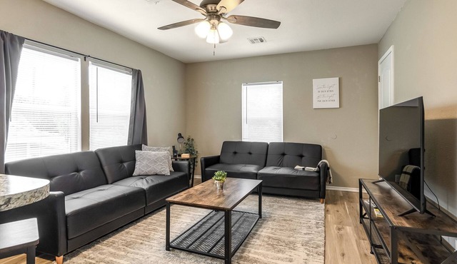 Sleek 1 Bd Remodeled Apt. In the heart of Downtown