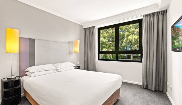 Sleek 1-Bed by Jubilee Park with Pool